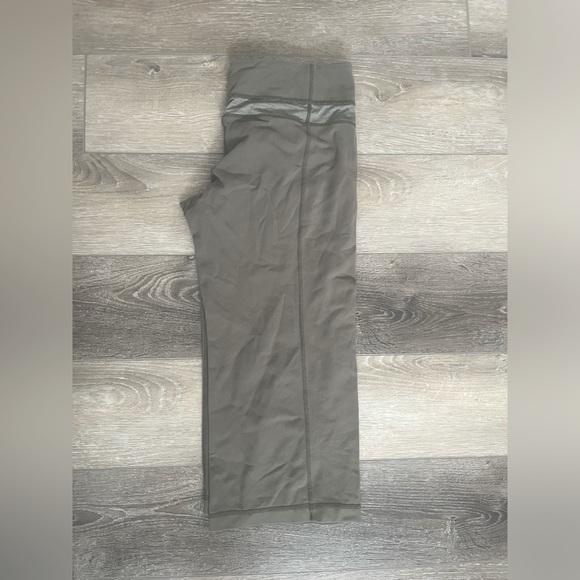 Lululemon cropped low rise leggings. Sage green colour, great condition - Picture 1 of 1